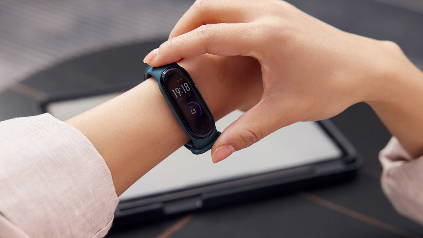 自発光でBLU無し、高効率と低消費電力